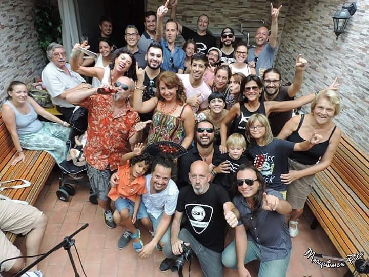 Nos recuerdan las redes que se cumplen ya 8 años de esta foto en el añorado #barforum del #poblenou donde dimos algunos de los 500 conciertos que celebraremos el próximo 18/10 en <a href="/Almo2bar/">Almo2Bar Bcn</a> QUIEN SE VIENE??? 

Entradas anticipadas aquí: entradium.com/events/alma-de…