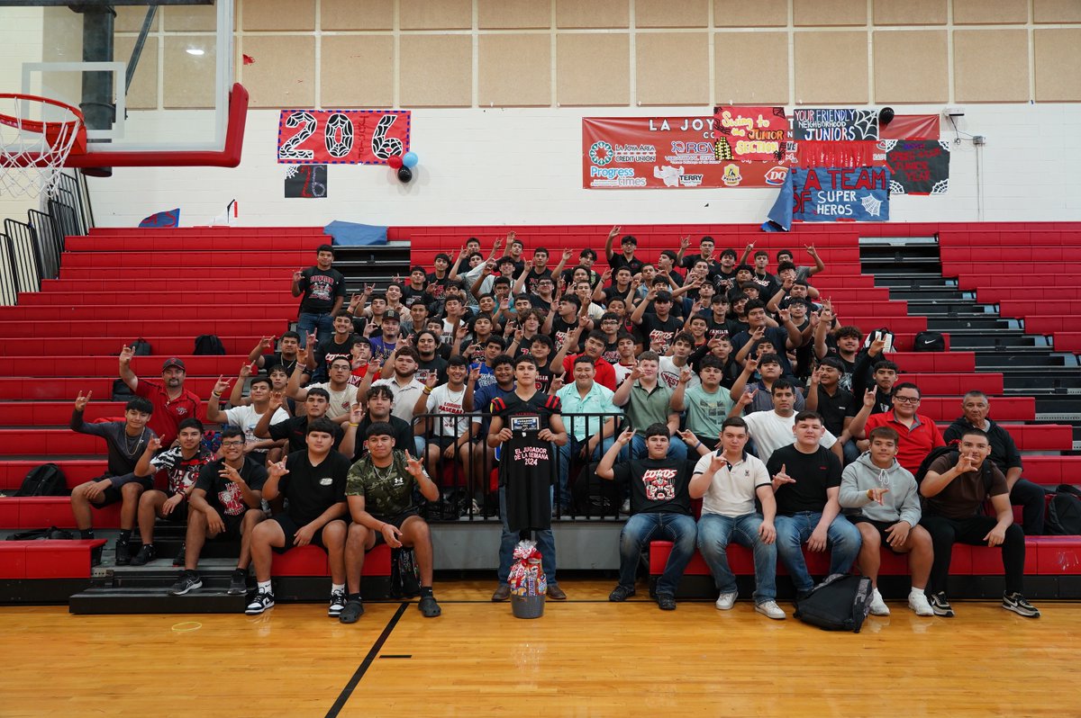 lajoyaisd's tweet image. 🎉🏆 Big shoutout to Osbel Flores from Palmview High School @FootballLobos for being named "El Jugador De La Semana" by Noticias RGV @krgv 🏈🌟 This prestigious award, presented by Channel 5, highlights his incredible talent and dedication on the football field. Osbel’s passion,…