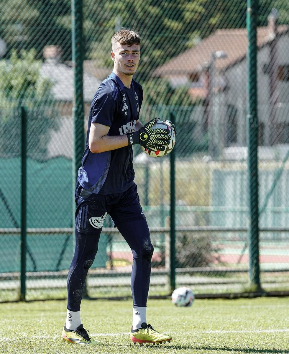 Irishman Noah Jauny is on the bench for Brest in the Champions League tonight!🇮🇪

The former Home Farm and Shamrock Rovers man is currently the third choice keeper at the French club and trained with Ireland u21’s in the summer.

A huge achievement for Jauny, well done Noah!💚