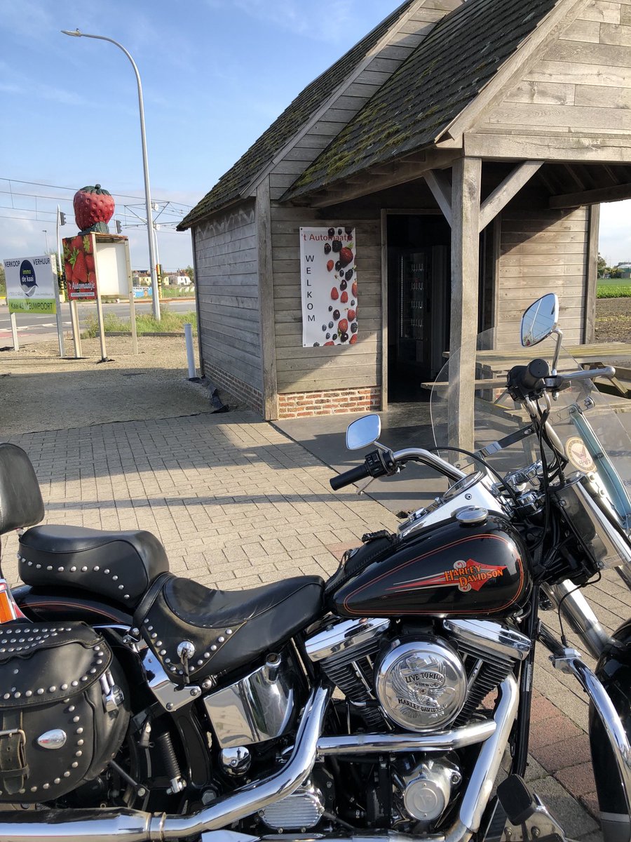 BillYBocq's tweet photo. Last ride of the summer: got some strawberries from the automat. https://t.co/EJP2ejX2Pe