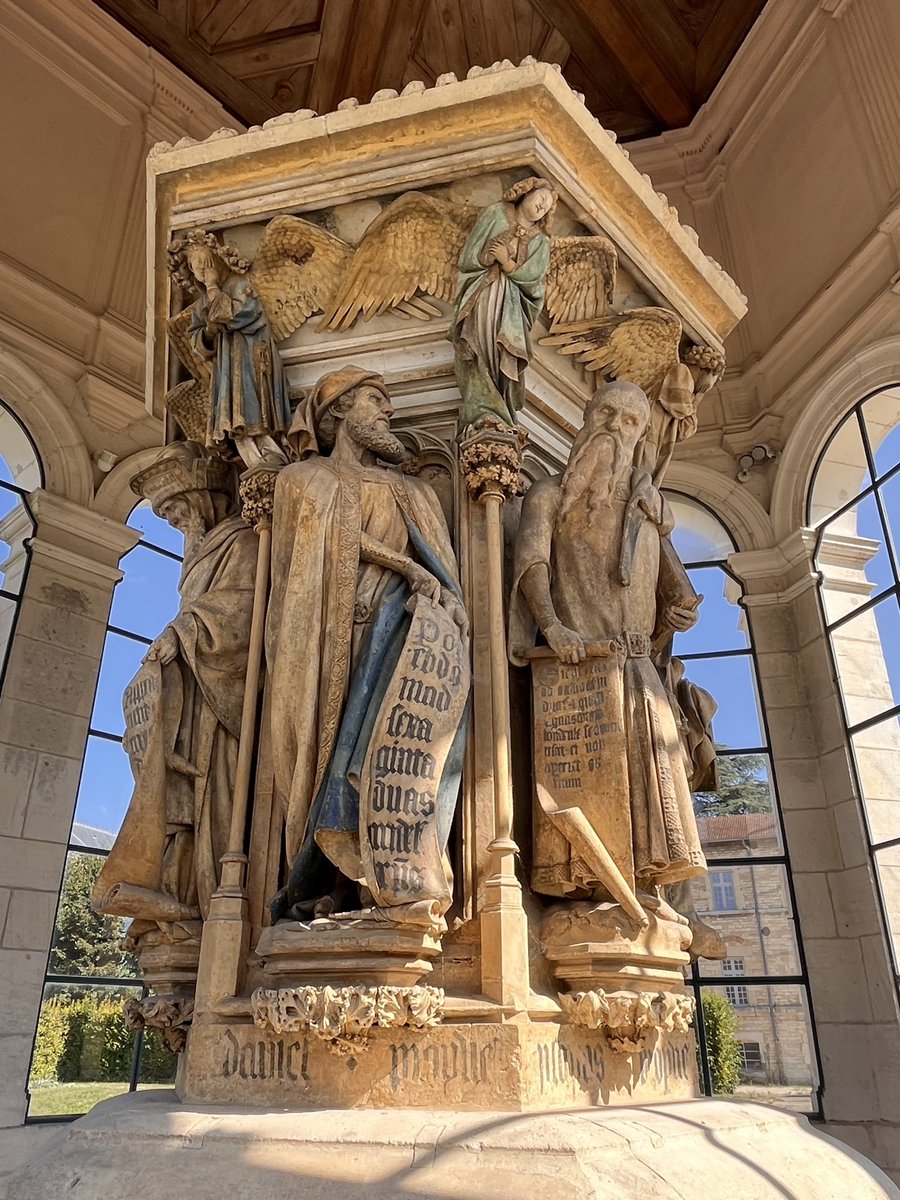 Het absolute meesterwerk van Claes Sluter, de Mozesput van de Chartreuse de Champmol, anno 1400. De polychromie is van Jan Maelwael.