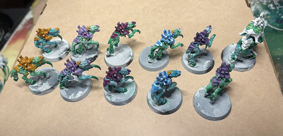 Gilernil's tweet photo. I’ve been dealing with a lot of stress lately and painting these ‘nids for my friend has been helping quite a bit. I have 3 more after the thistles (they’re the WIP) 
After a deathleaper it’ll be my last Tyranid for a while. 
#warhammer #WarhammerArt #tyranids https://t.co/TxXgCewjA5