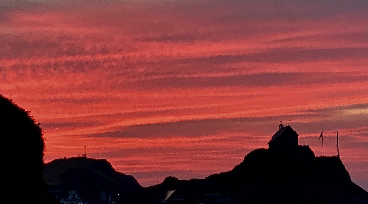 Content_V_P's tweet photo. What a beaut it was out there this evening!! #ilfracombe #sunset #sky #photography #contentvideophotography #devon https://t.co/BcJwT10bQD