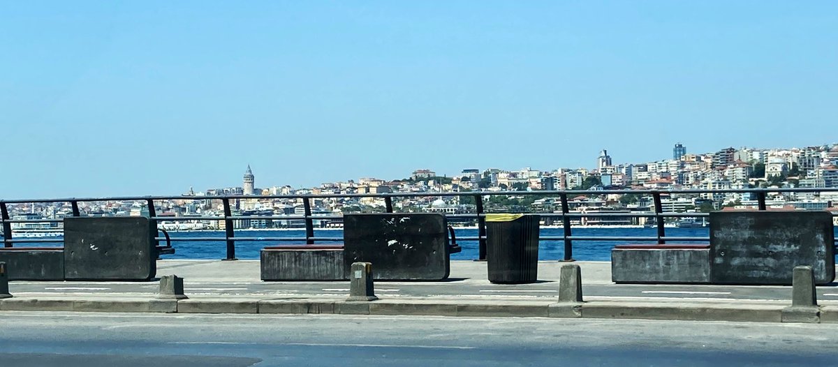 Üsküdar sahili için bu banklar çok isabetsiz bir seçim olmuş. Dünyanın en güzel manzarasının önüne simsiyah beton bloklar koymak yerine zarif, klasik, ahşap banklar çok daha şık olur ve yakışır.