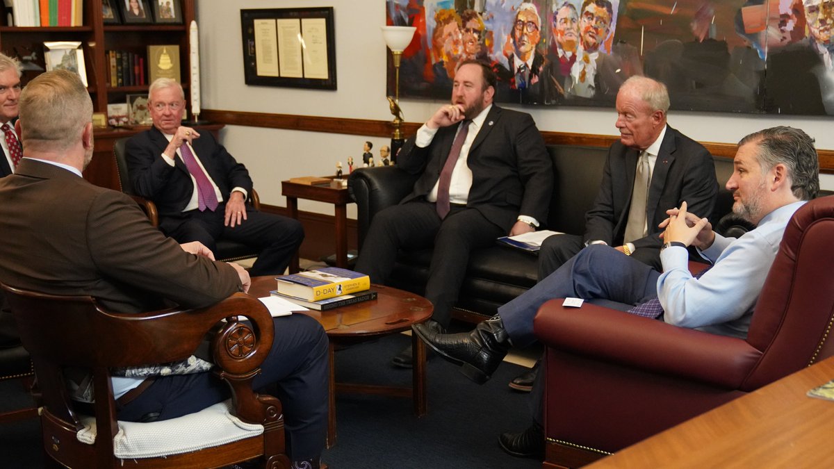 SenTedCruz's tweet image. Good to meet with the South Texas Military Task Force, composed of military officials and business leaders from the Coastal Bend Region, to talk about their support for military installations and servicemembers in Corpus Christi and Kingsville.