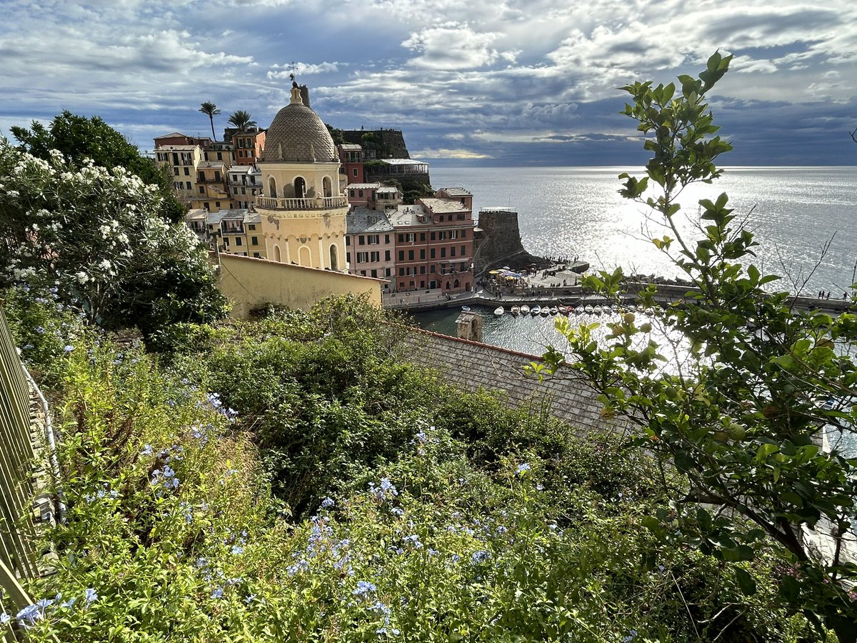 DavidRobb22's tweet image. Beautiful Vernazza, one of the Cinque Terre on the Ligurian coast in Italy #MedWatch 🇮🇹😉