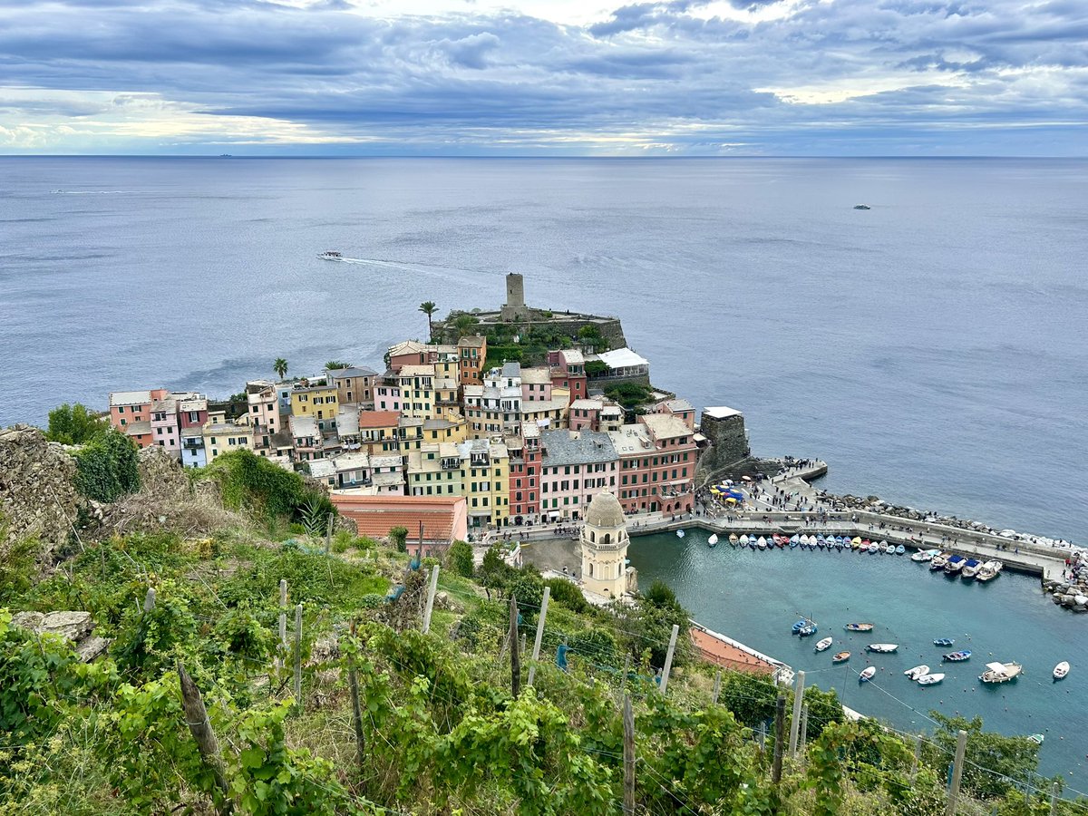 DavidRobb22's tweet image. Beautiful Vernazza, one of the Cinque Terre on the Ligurian coast in Italy #MedWatch 🇮🇹😉