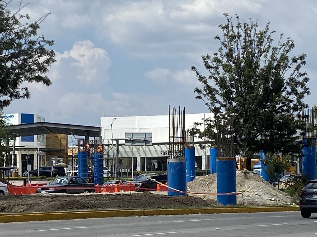 AugustoenRed's tweet photo. Y los árboles ¡Adiós! 

Y falta por qué tumben el grande. 

Y todo por un Puente que va a generar tráfico y volver una buena vialidad en un asco. 

Al tiempo! 

@AmbienteGobPue @AmbientePuebla @JCarlos_Valerio @laredcincoradio https://t.co/NX8XbuTxin