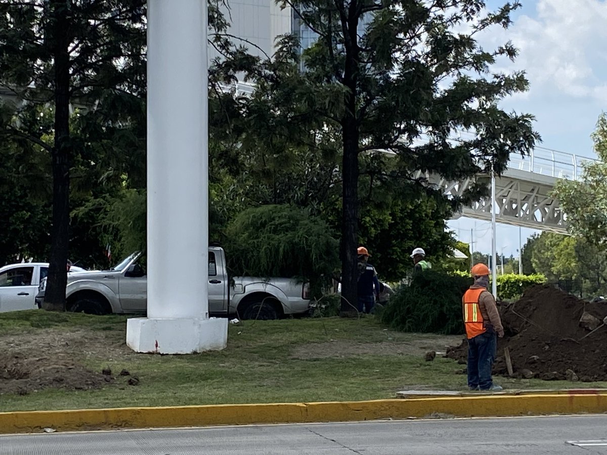 AugustoenRed's tweet photo. Y los árboles ¡Adiós! 

Y falta por qué tumben el grande. 

Y todo por un Puente que va a generar tráfico y volver una buena vialidad en un asco. 

Al tiempo! 

@AmbienteGobPue @AmbientePuebla @JCarlos_Valerio @laredcincoradio https://t.co/NX8XbuTxin