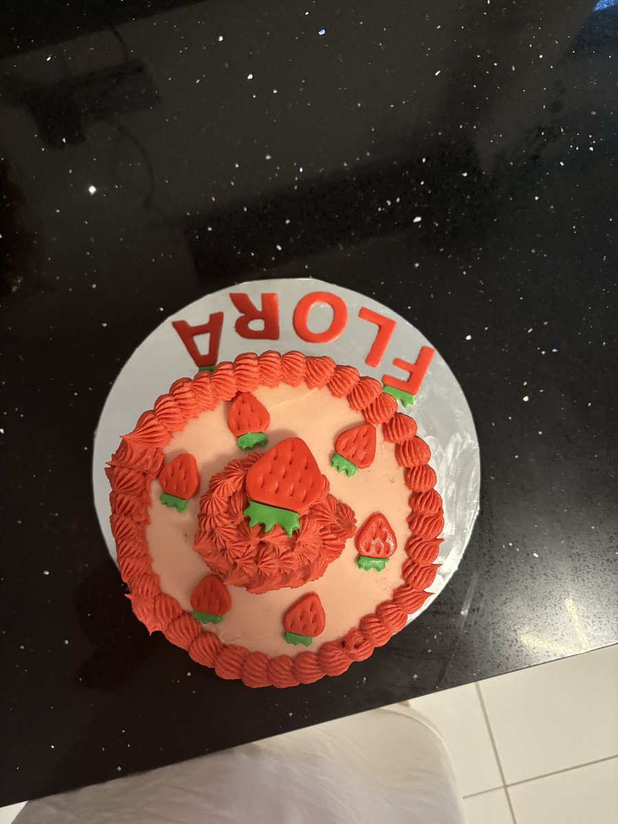 GillianFulton12's tweet photo. A berry happy 3rd birthday! ❤️🥰🍓 #glutenfree #coeliacfriendly https://t.co/WUqI06oMgf