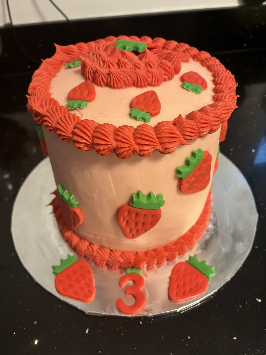 GillianFulton12's tweet photo. A berry happy 3rd birthday! ❤️🥰🍓 #glutenfree #coeliacfriendly https://t.co/WUqI06oMgf