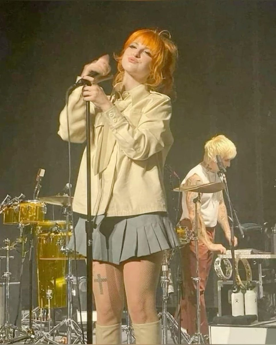 onlyangel444's tweet image. once again thinking about hayley williams in this outfit
