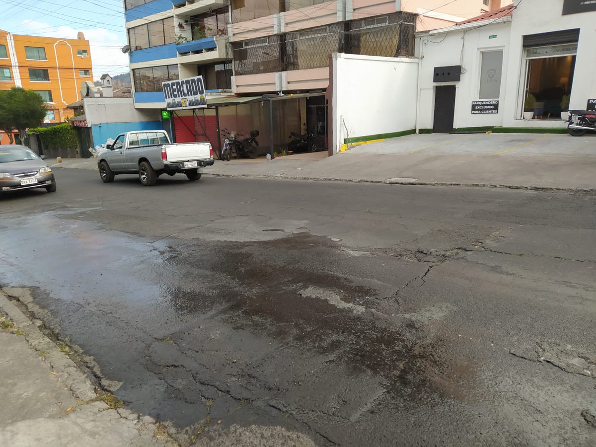 Ne9rit2's tweet photo. Por favor @aguadequito su ayuda con el arreglo de una fuga de agua en la Cuero y Caicedo y Antonio de Ulloa. Hoy mas que nunca no se puede permitir el desperdicio del agua https://t.co/luCkkzdEAX