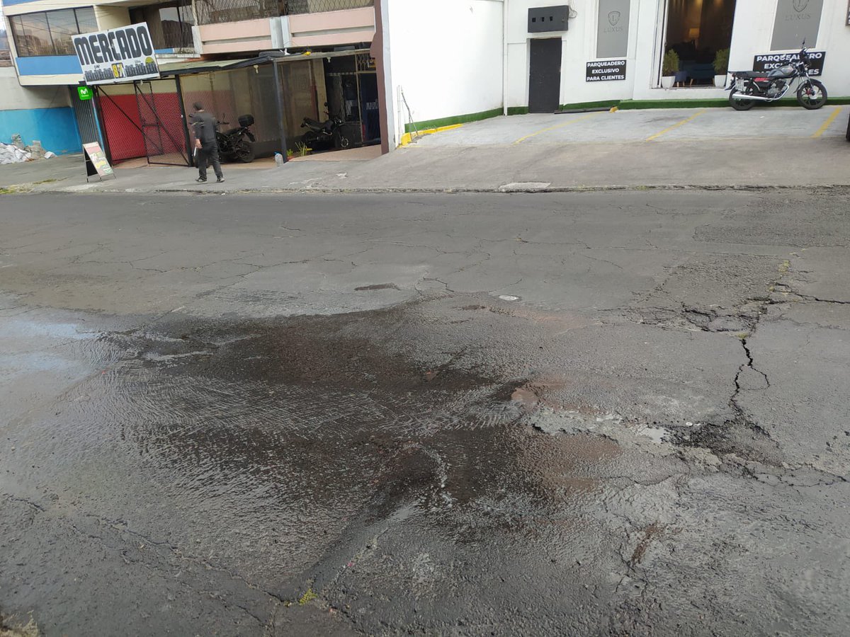 Ne9rit2's tweet photo. Por favor @aguadequito su ayuda con el arreglo de una fuga de agua en la Cuero y Caicedo y Antonio de Ulloa. Hoy mas que nunca no se puede permitir el desperdicio del agua https://t.co/luCkkzdEAX