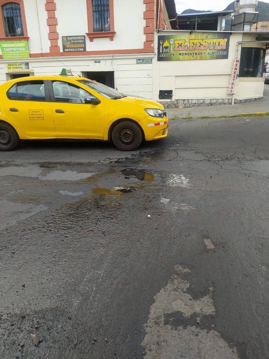 Ne9rit2's tweet photo. Por favor @aguadequito su ayuda con el arreglo de una fuga de agua en la Cuero y Caicedo y Antonio de Ulloa. Hoy mas que nunca no se puede permitir el desperdicio del agua https://t.co/luCkkzdEAX