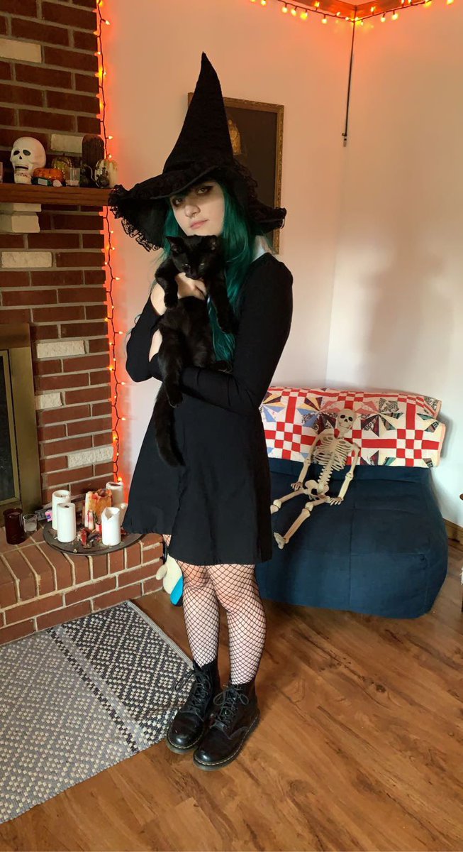 777dawn's tweet photo. Almost that time!! 👻👻👻 #spookyseason https://t.co/x7rtioXSGX