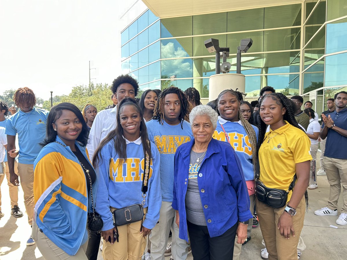 BEMaysPRIDE's tweet photo. Exciting day for 80 of our @APSMaysRaiders as they visit @FAMU_1887 with the inspiring former mayor @ATLShirley and Atlanta City Council Member @AndreaBooneNow!#BLESSED #ACTION #FutureLeaders #FAMUVisit https://t.co/7O2QjUmSoI