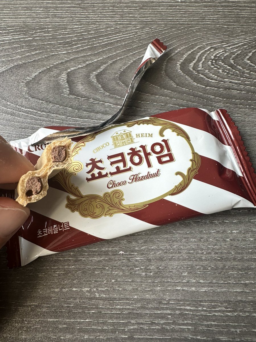 Hugo_Eats_Korea's tweet photo. Every afternoon, I get so sleepy that I can’t focus on studying. But there’s a sweet treat that wakes me right up. Choco Heim! 🍫 With a crispy exterior and sweet chocolate inside, it’s the perfect way to stay alert. #ChocoHeim #KoreanFood #KoreanSnack https://t.co/Jgb5cFLQfq