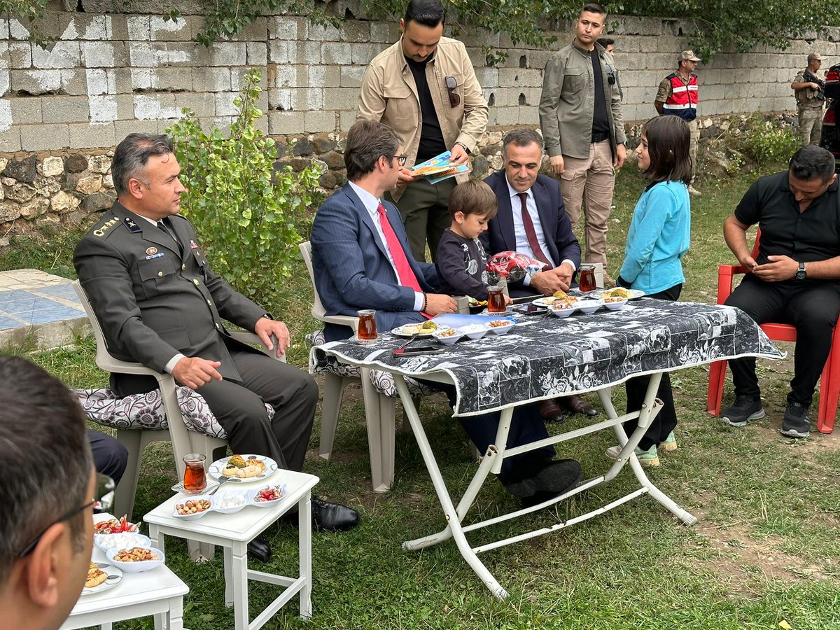 Kaymakamımız Sn. <a href="/karaloglu_murat/">Murat KARALOĞLU</a> ile
vatanımız için büyük bir fedakarlık yapmış olan kahraman Gazi Askerimiz Erkan ŞANAL ve Kıymetli Ailesini Ziyaret ettik.
<a href="/RTErdogan/">Recep Tayyip Erdoğan</a> <a href="/Akparti/">AK Parti</a> <a href="/erkankandemir/">Erkan Kandemir</a> <a href="/MSErdinc/">Mehmet Şükrü ERDİNÇ</a> <a href="/haciozkan33/">Hacı Özkan🇹🇷</a> <a href="/emreguray65/">Emre Güray</a> <a href="/Burhan_Kayaturk/">Burhan Kayatürk</a> <a href="/K_Turkmenoglu_V/">KAYHAN TÜRKMENOĞLU</a>