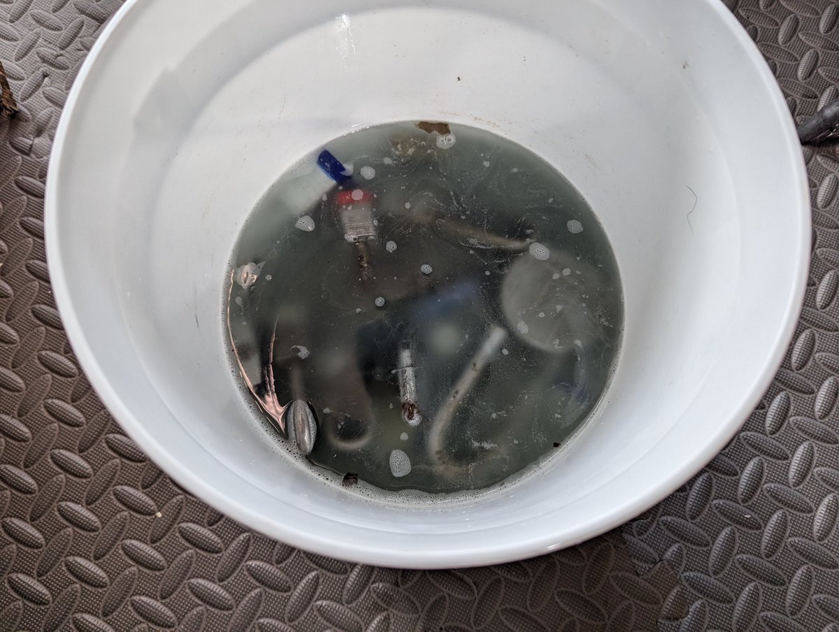 Bulk rust removal with homemade rust converter (10x chapter than evaporust)
youtu.be/fVYZmeReKKY?si…

Gets a 30m dip, rinse, wd40, then fluid film