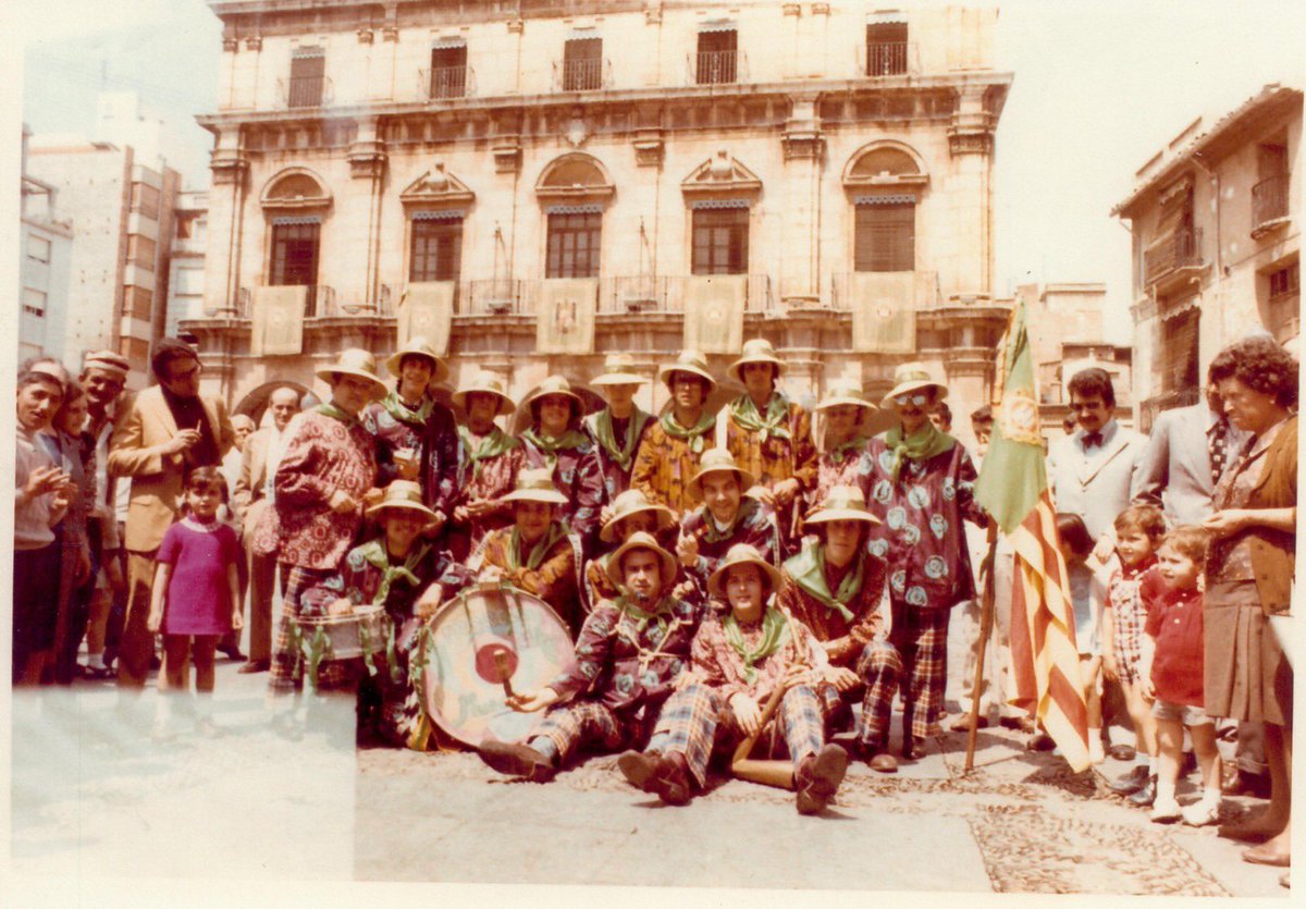 Castelloneries's tweet photo. Murga típica Fadrell Camp. Geni i figura. https://t.co/xN50GTaJlR