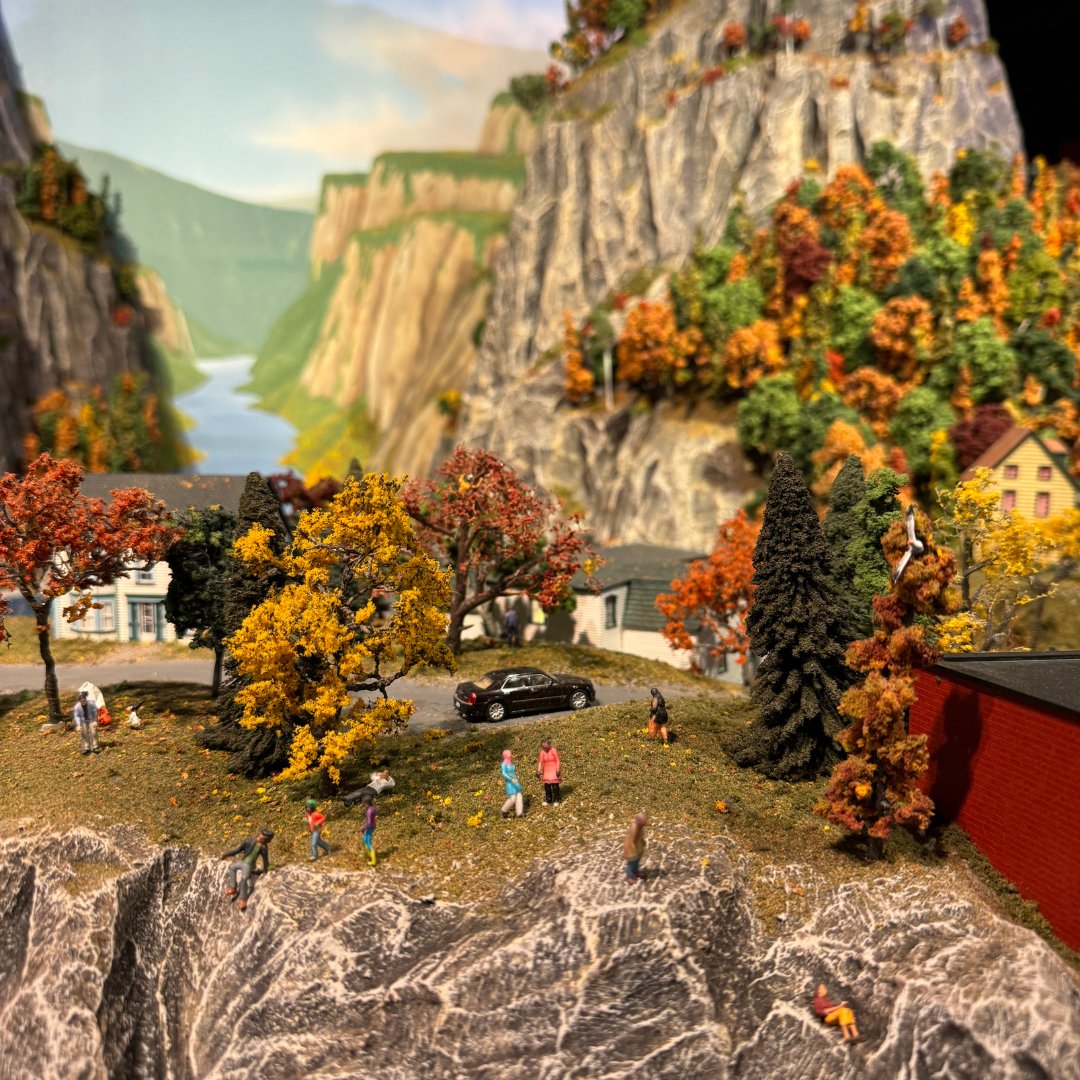 A little goodbye to summer means a GIANT hello to autumn colours 🍂, sweater weather 🌬️, and classic fall treats ☕️

Visit Little Canada and feel the joys of an East Coast fall in Toronto! Click the link in our bio or go to little-canada.ca/planyourjourney to book your tickets 🎟️