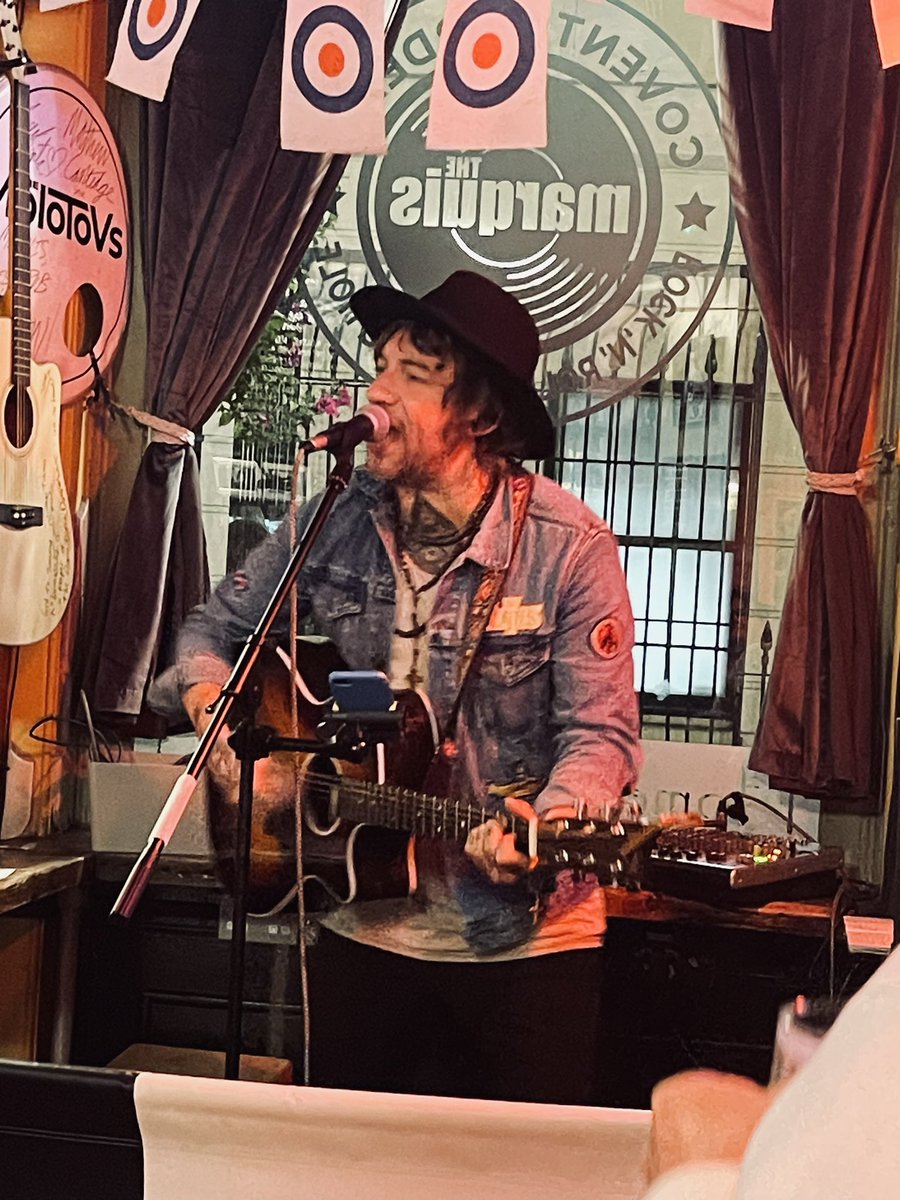 Been a long time coming, but watching <a href="/Daley1Chris/">@chris_daley1</a> perform his new single and upcoming EP live was certainly worth the wait !👌🏼 #NewMusic #HideAway