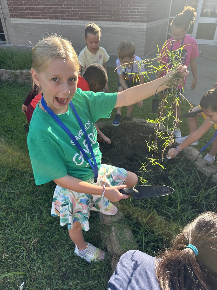 readygrowgarden's tweet image. We had such a fantastic first Garden Day with @SampsonElem second graders today! BONUS: Awesome moms showed up to get the new butterfly/ hummingbird attracting perennials planted! 🦋Thank you!🦋@SampsonPTO @heathermotzny #CFISDspirit #SAMPSONSTRONG #schoolgarden