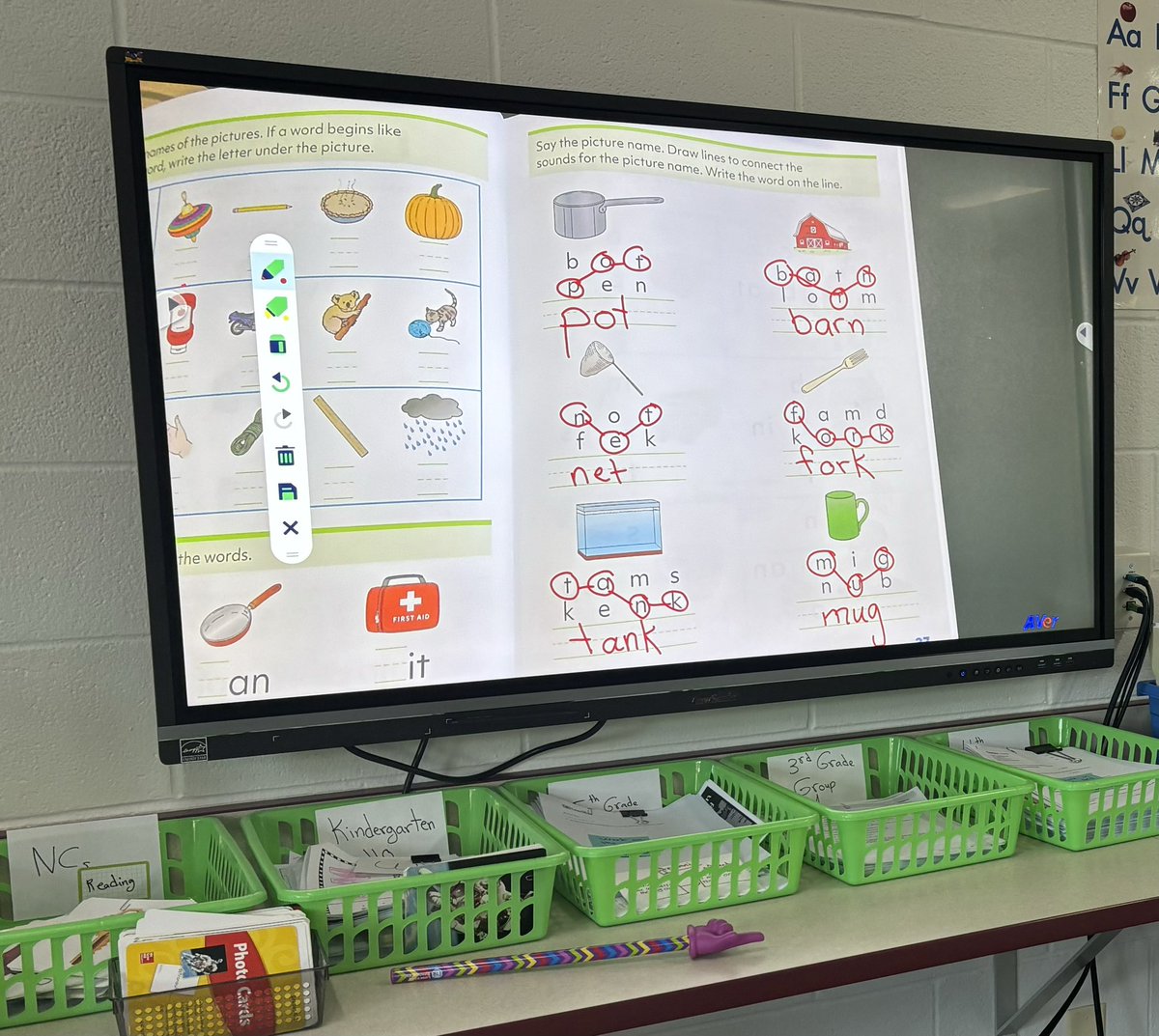 These newcomer students were super excited and proud after successfully blending beginning, middle, and ending sounds for today’s words! Super proud of these smart students who are doing a great job learning English language 👏🏻🎉@BurbankSD111 <a href="/EJTobin_School/">Tobin School</a> 
#Burbank111