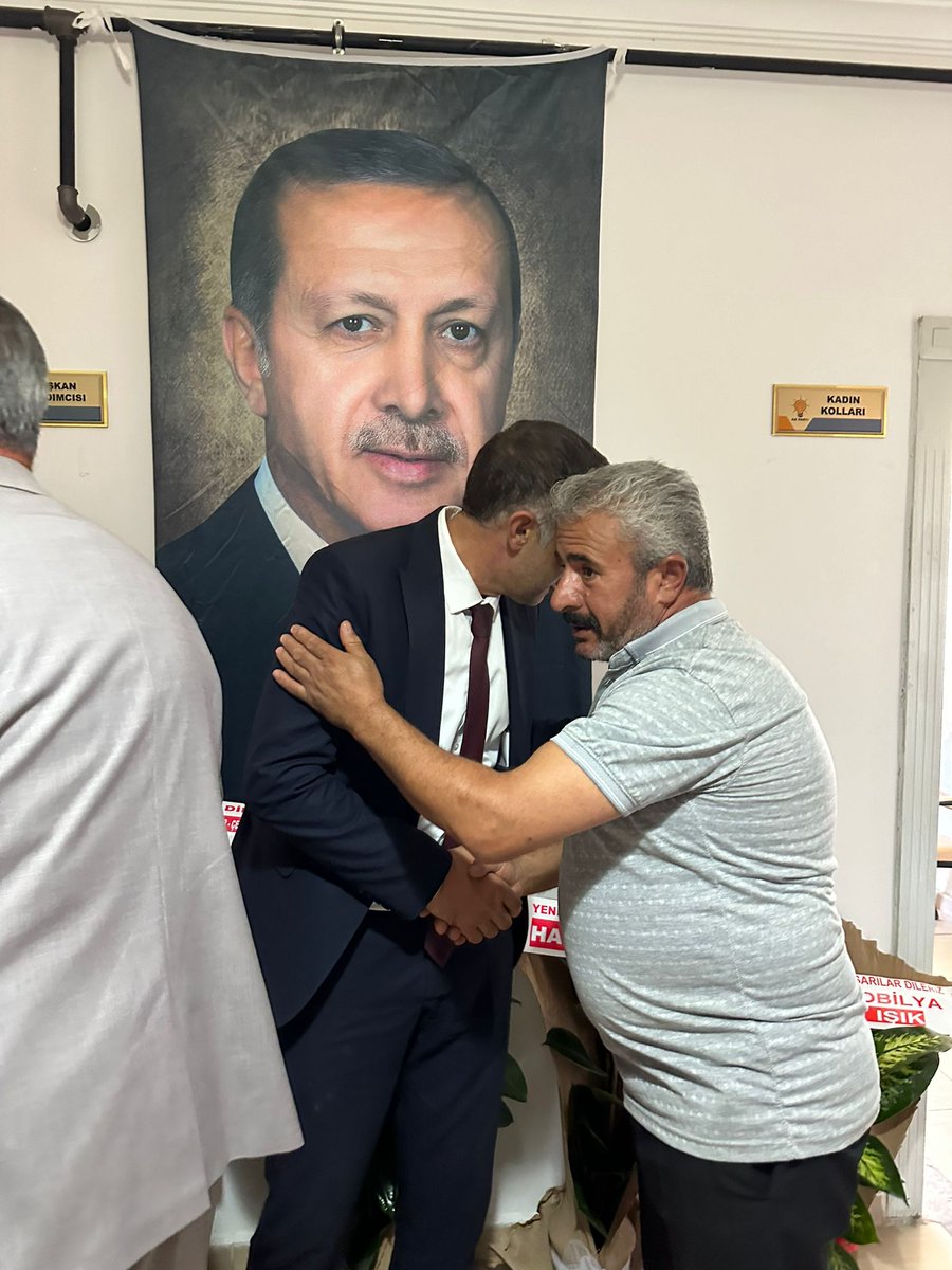 Berberler ve Kahveciler Odası Başkanı Sn. Muhittin AYDEMİR ve Yönetim kurulu üyeleri bizlere hayırlı olsun ziyaretinde bulundular. Ziyaretlerinden ötürü teşekkür ediyorum. 
<a href="/RTErdogan/">Recep Tayyip Erdoğan</a> <a href="/Akparti/">AK Parti</a> <a href="/erkankandemir/">Erkan Kandemir</a> <a href="/MSErdinc/">Mehmet Şükrü ERDİNÇ</a> <a href="/haciozkan33/">Hacı Özkan🇹🇷</a> <a href="/emreguray65/">Emre Güray</a> <a href="/Burhan_Kayaturk/">Burhan Kayatürk</a> <a href="/K_Turkmenoglu_V/">KAYHAN TÜRKMENOĞLU</a>