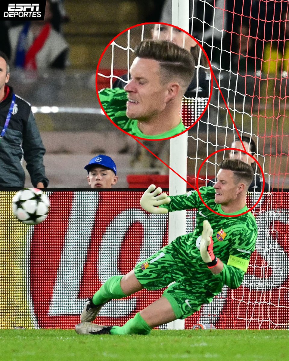 ESPNDeportes's tweet photo. Difícil atajar el disparo si lo haces con los ojos cerrados. 😬 

Nueva técnica de Ter Stegen. https://t.co/zgZcSjfKP9