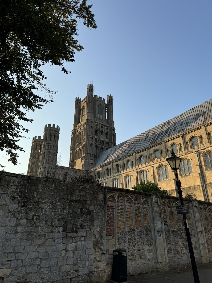SeanFarrell67's tweet image. Bittersweet day, returning to @Ely_Cathedral in glorious sunshine but to say goodbye to Richard. 
Bravi tutti to the musicians who produced a beautiful requiem mass (Faure, plus other treats). He would have loved it. Great to see old friends