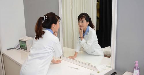 SmartPreventive's tweet image. Beauty Tips from Dr. Grace: 3 Types of Acne Scars &amp;amp; How to Treat Them👇

1⃣ Red Scars: Form from healing tissue or expanded blood vessels.
2⃣ Dark Scars: Caused by melanin deposits from damaged skin cells.
3⃣ Crater Scars: Indentations from inflammation and collagen damage.