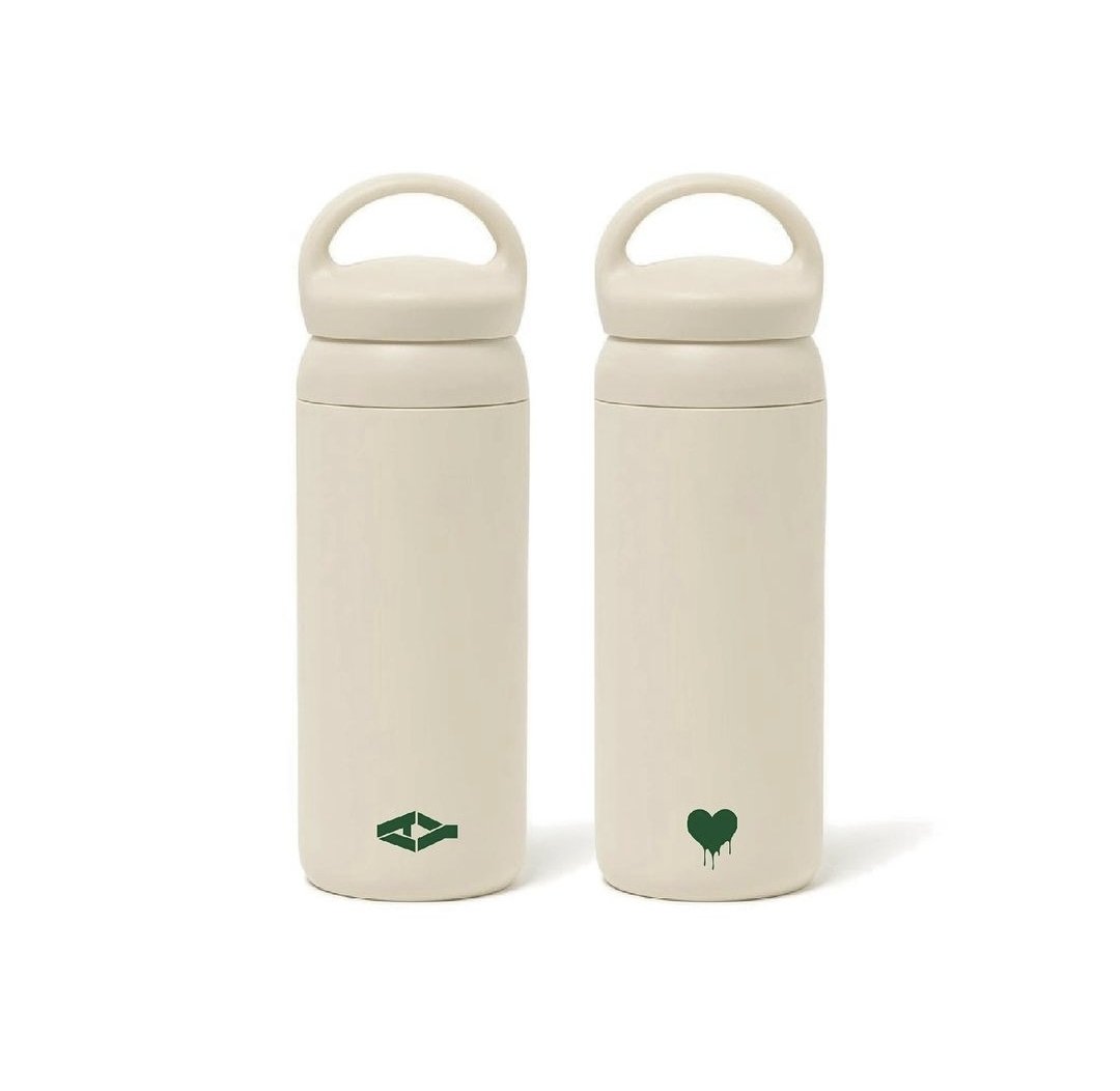 jinqing_tooth's tweet photo. I have so many water bottles already so I think I'm giving these a pass. But they're very pretty so it's with a heavy heart 🥰😭 #andyu https://t.co/Rb07SFZbV5