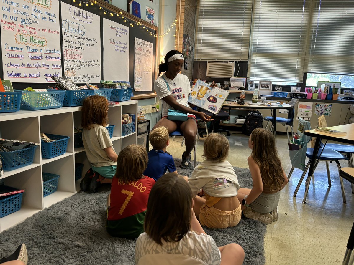 UIC_WBB's tweet photo. Always a great time spending the day with our little friends at Whittier Elementary! 🔥📚 

#FireUpFlames #ChicagosCollegeTeam https://t.co/fdY4YlaGN7