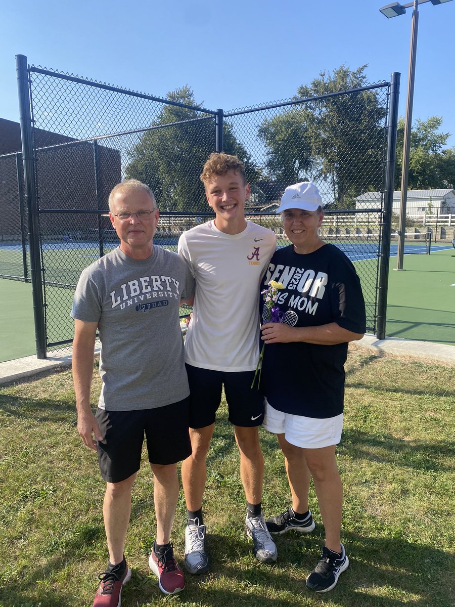 SteveLantz1's tweet photo. Thank You Senior Tennis Players and Parents! https://t.co/NNQnRPkoU6