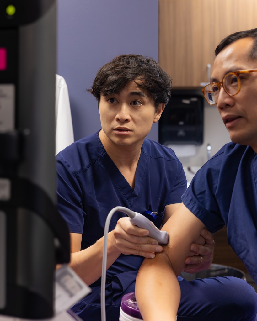 KU_PMR's tweet image. Continuing our ultrasound training by evaluating common structures and pathologies effecting the elbow and upper extremity 🦾
.
.
.
#KUMC #KUMed #KUSchoolOfMedicine #PMR #PMRResidents #PMRResidency #PhysicalMedicine #Rehabilitation #UltrasoundPractice #Didactics