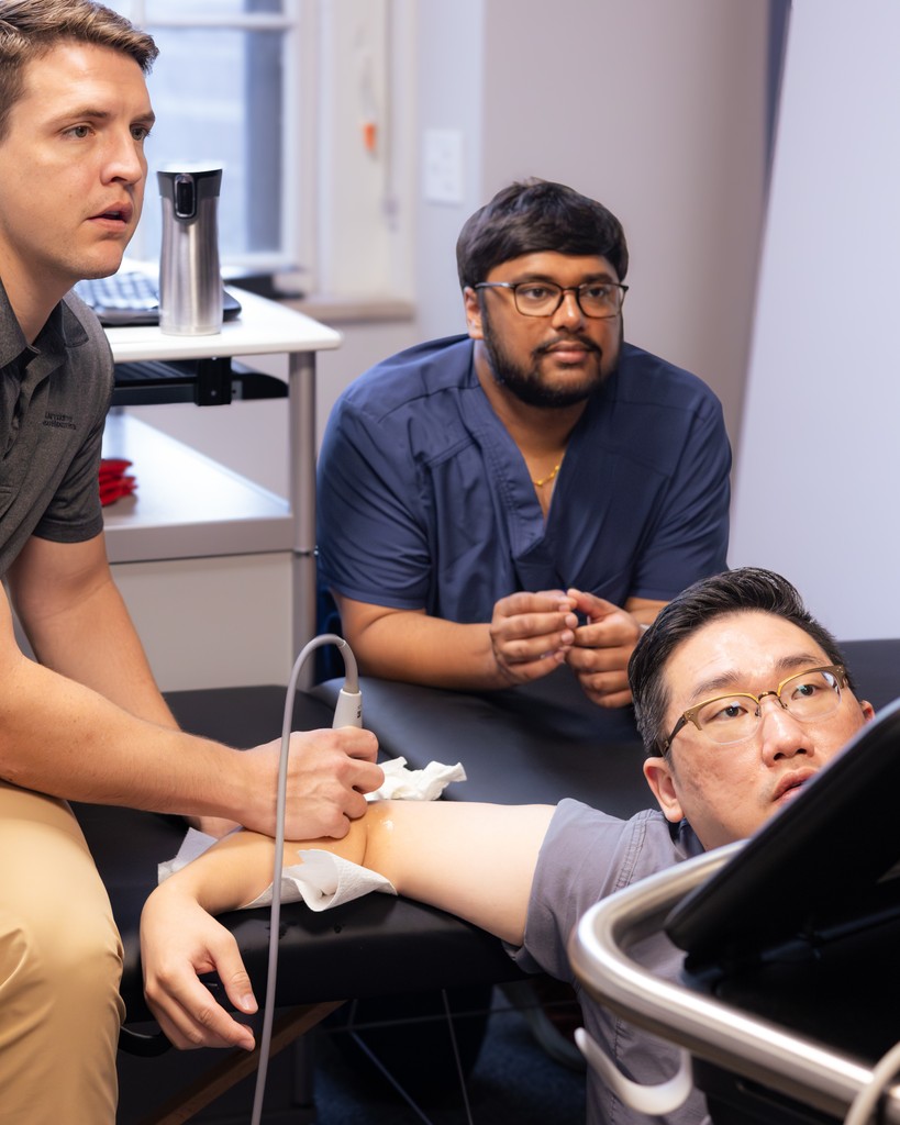 KU_PMR's tweet image. Continuing our ultrasound training by evaluating common structures and pathologies effecting the elbow and upper extremity 🦾
.
.
.
#KUMC #KUMed #KUSchoolOfMedicine #PMR #PMRResidents #PMRResidency #PhysicalMedicine #Rehabilitation #UltrasoundPractice #Didactics