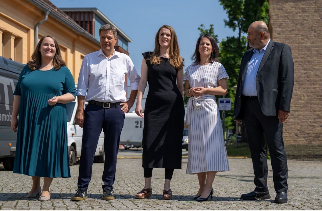 NoAFD_BTW33's tweet image. Ich fordere hiermit alle Wahlberechtigten hier in #Brandenburg auf, am Sonntag #DEMOKRATIE zu wählen!

Die #AfD ist KEINE demokratische Partei!

Und wer eine stabile Regierung im Sinne aller Menschen will, der wählt die #Grünen oder #SPD !

#Brandenburgwahl2024 #Brandenburgwahl