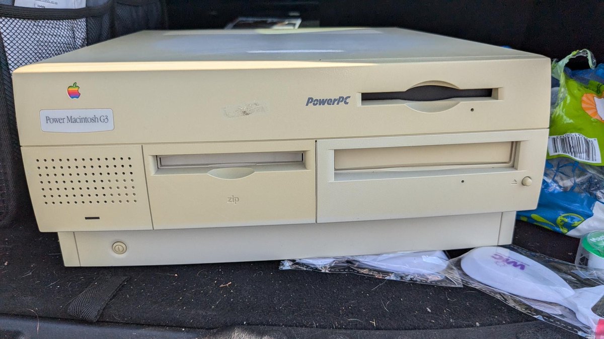 aradiogurl's tweet image. Partner rescued this extremely stock Power Macintosh G3 desktop from ewaste today. Still has the original HDD and what appears to be stock RAM, very clean inside, yellowed, but otherwise great condition.  #vintagemac #powermac