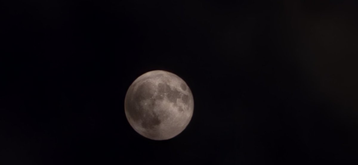 Lukathy95's tweet image. The 🌕 is out to play! 🌟✨ #moongazing #starrynight