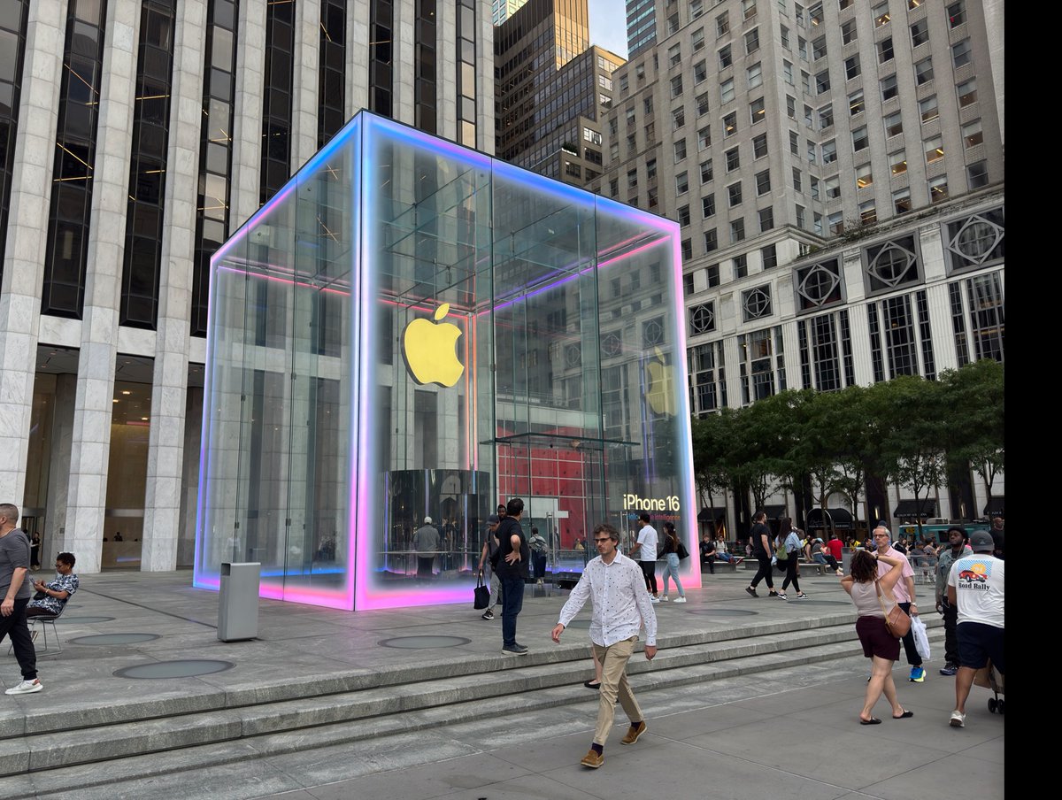 #Apple Fifth Avenue is glowing!