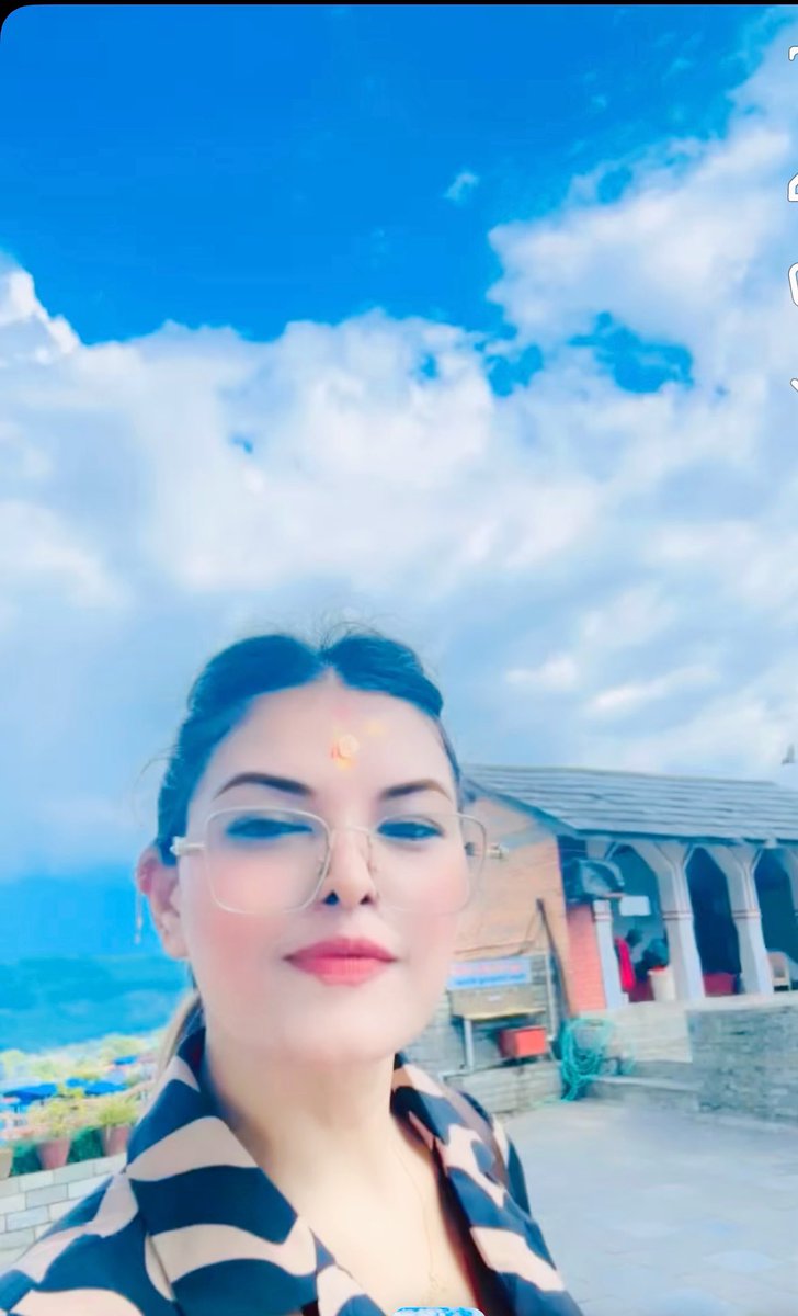 कुरेको हैन,
जुरेको मिल्छ,
देखेको हैन लेखेको मिल्छ..✍️✍️