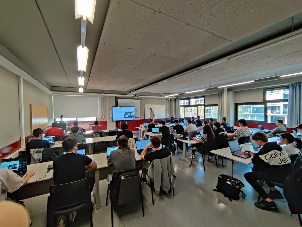 Inflasocial's tweet photo. El cicle de GM d'SMX s'imparteix en horari de matí i tarda i els de GS d'ASIX i DAW únicament de tardes. Contacta amb nosaltres i t'informarem! Apuntat a Lacetània i fem futur junts! 🙌 https://t.co/F4ykky1EMX