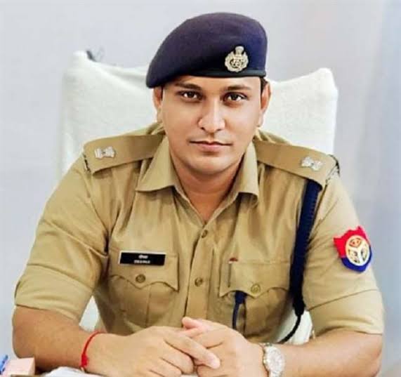 आज चर्चा करते हैं यूपी कैडर के शानदार अफसर और अपराधियों के लिए बने यमदूत आईपीएस दीपक भूकर पर...

एक कहावत है हिम्मत ए मरदां तो मदद ए खुदा। इसी को साबित किया है, साल 2016 बैच के आईपीएस अफसर और वर्तमान में उन्नाव जनपद के पुलिस कप्तान दीपक भूकर ने। पहले इंस्पेक्टर की नौकरी की तो फिर