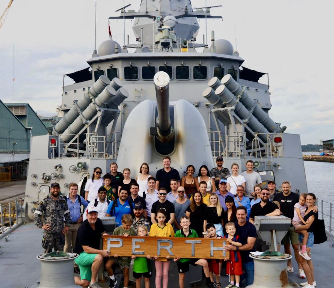 davidahope's tweet photo. HMAS Perth - a great crew 👍🏼 thank you for the tour https://t.co/YGpQoEvswS