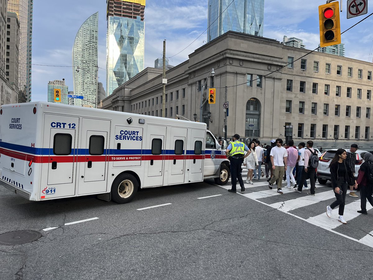 SafeStreetsTO's tweet photo. โ Ironic this photo was taken the same day the new $450 intersection ๐ fines came into forceโฆ the officer ๐ฎ on foot was just chatting and NOT writing a ticket for this guy blocking traffic for a full light cycle ๐ฆ #trafficTO #TOpoli @TorontoPolice @MayorOliviaChow https://t.co/j5hejal4y3