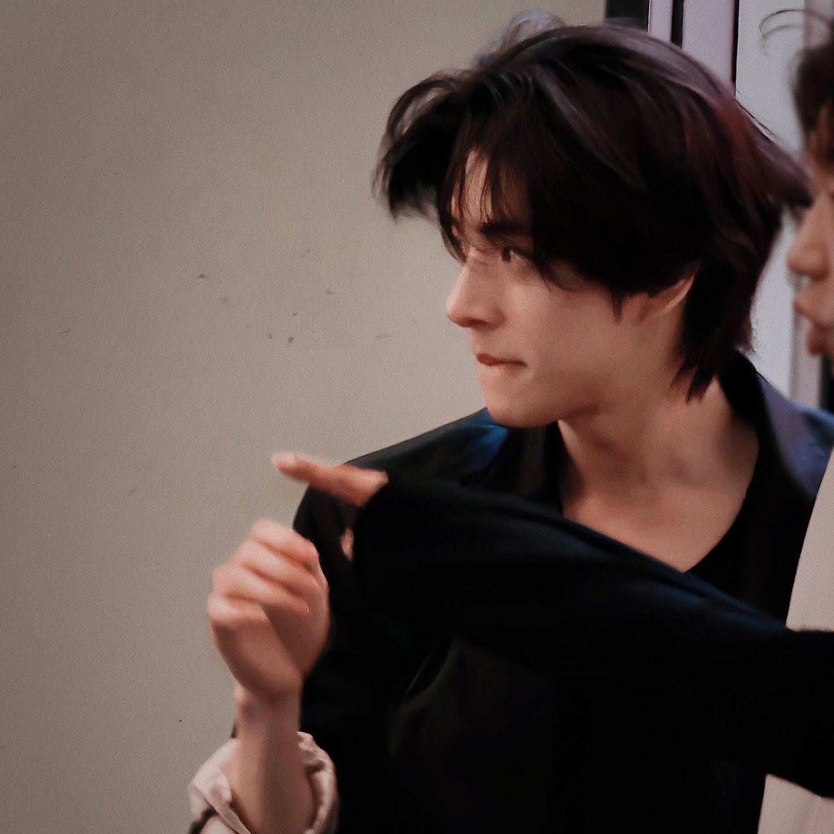 the disheveled hair he kinda tipsy too ig😭

#제이크 #JAKE #엔하이픈_제이크 #ENHYPEN_JAKE #ENHYPEN #PRADAxENHYPEN #PradaSS25