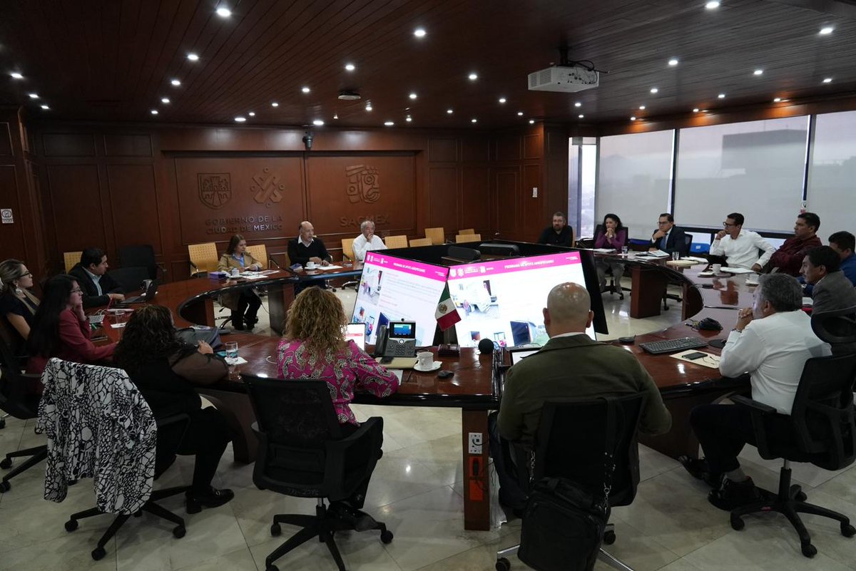 SEGIAGUA's tweet photo. 💧🔄 El día de hoy, el Coordinador General del #SACMEX, Rafael Carmona, sostuvo una segunda reunión de seguimiento con el próximo Secretario del Agua, José Mario Esparza, designado por la Jefa de Gobierno Electa, Clara Brugada, para dar continuidad a los avances y proyectos acordados durante la transición administrativa del Gobierno de la #CDMX. 

🤝👷‍♂ Se continúa trabajando coordinadamente para asegurar que cada acción contribuya 💦🏘 al acceso equitativo y sostenible del agua y su saneamiento en la capital del país. 

#TransiciónSACMEX #TrabajandoParaTi