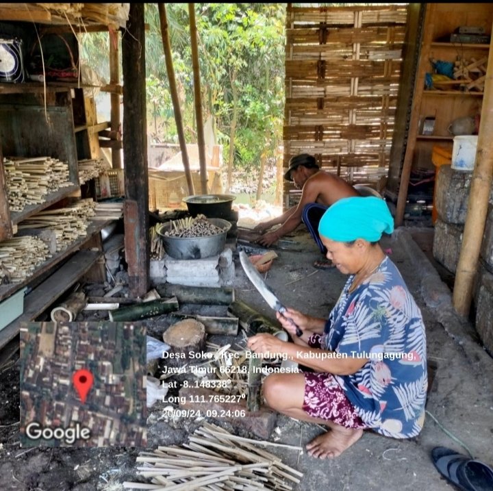 AinnalMuttaqin's tweet photo. Rabu,(18/09/24) Ainnal Muttaqin Luhkan Kab.Tulungagung Pembinaan dan pendataan produksi Pelaku usaha pengasapan ikan/Kadis Desa Soko Kec BandungKab Tulungagung,ikan yang dimasak 70 kg
#GiatLuhkanSatminkalBWI
#luhlapor 
@kkpgoid
@brsdm_kp 
@puslatluhkp @bppp_banyuwangi https://t.co/Tb7BZLFNPX